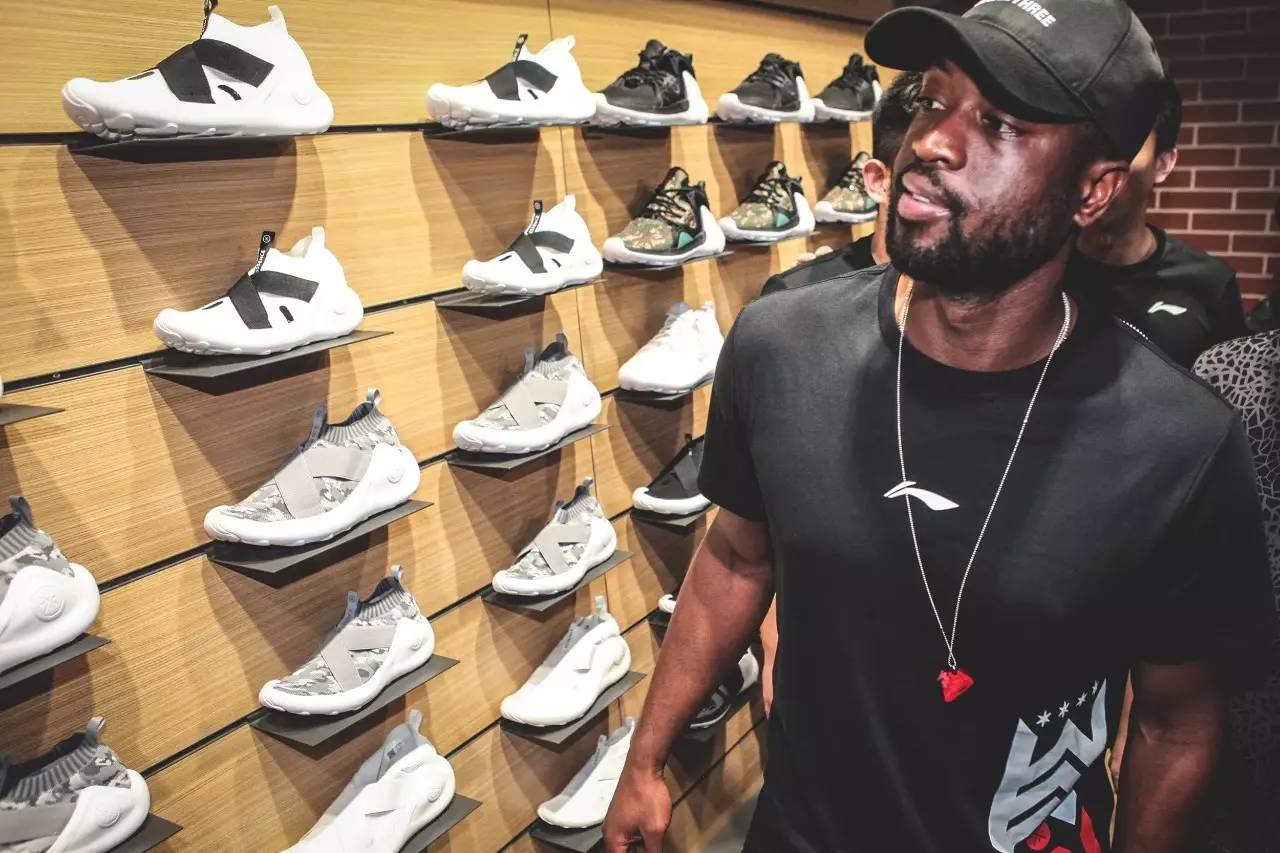 阵容拥挤的 阵容拥挤的